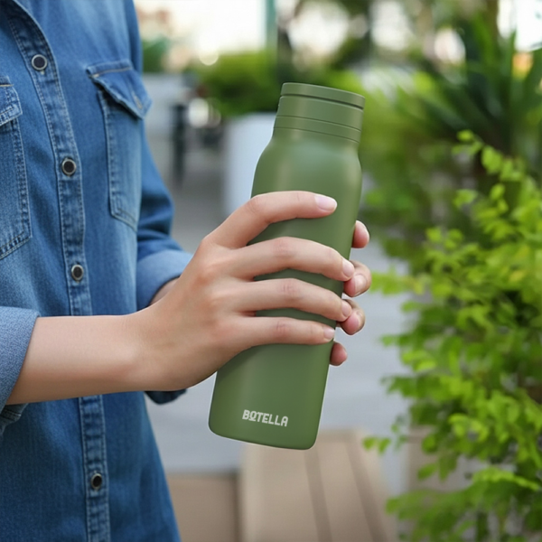 BOTELLA ULTRA 750ml Durable Eco-Friendly Stainless Steel Water Bottle with MagSafe Phone Holder & Wide Opening for Easy Cleaning
